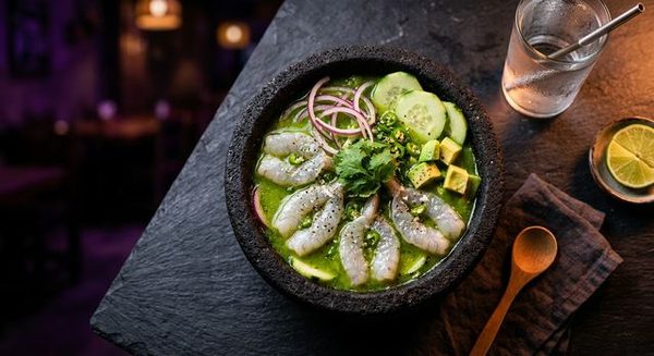Equipo Kraken preparando mariscos frescos